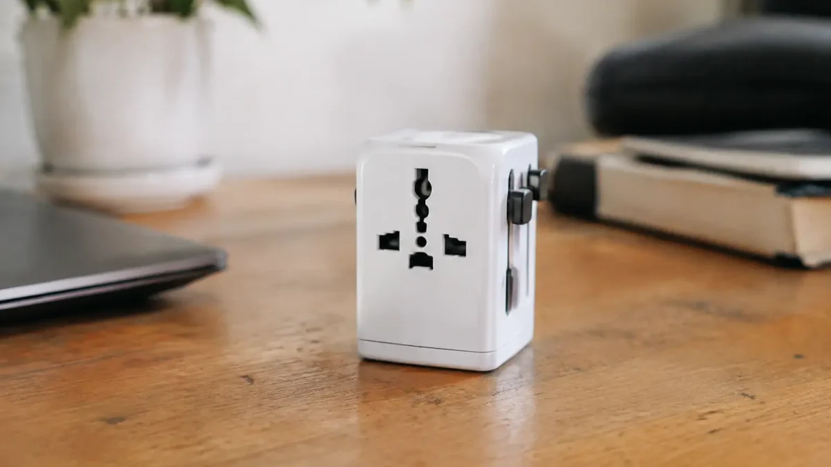 Adaptateur de voyage debout sur un bureau en bois