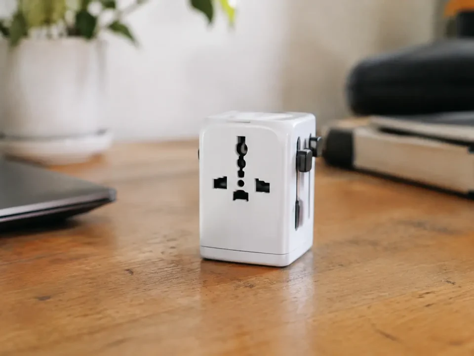Adaptateur de voyage debout sur un bureau en bois