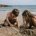 Enfants creusent sable plage en bord ocean