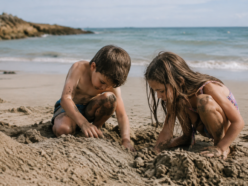 Enfants creusent sable plage en bord ocean