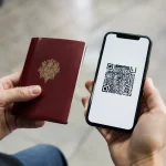 Passeport ouvert sur un smartphone affichant un QR code