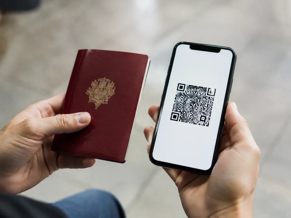 Passeport ouvert sur un smartphone affichant un QR code