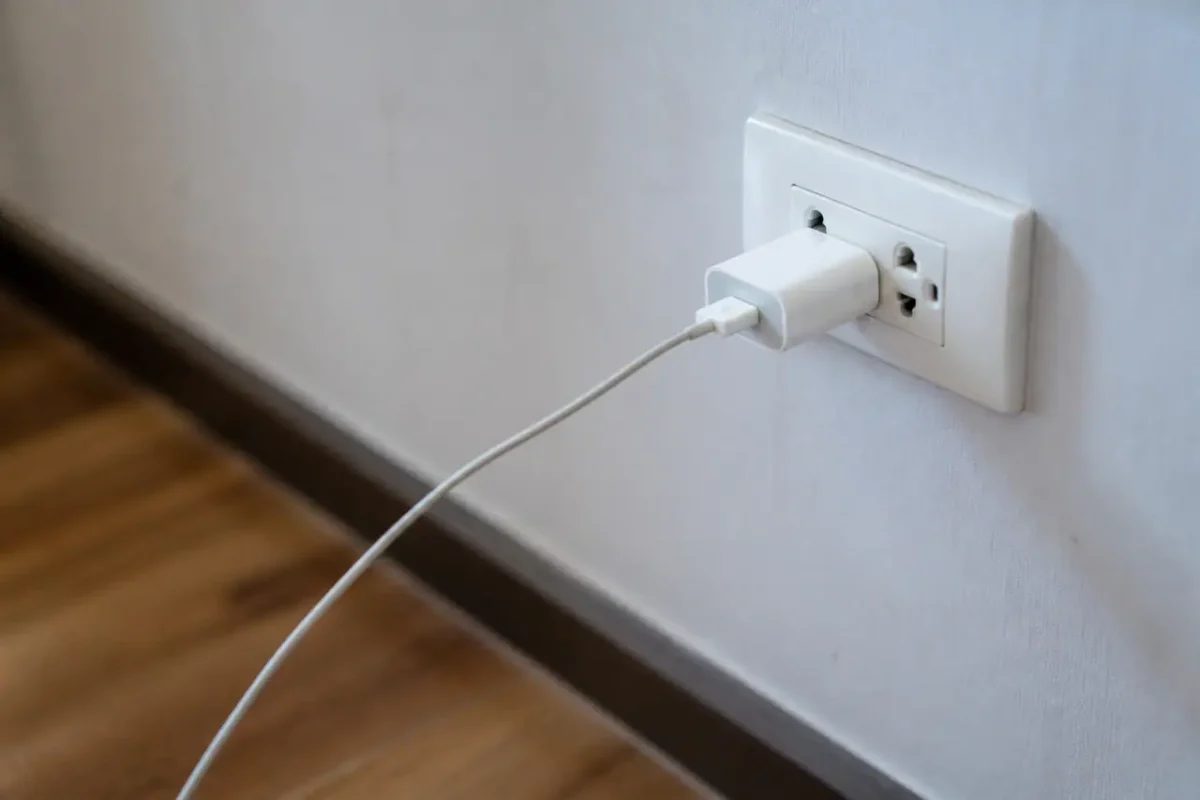 Prise electrique murale thailandaise avec chargeur de smartphone branche